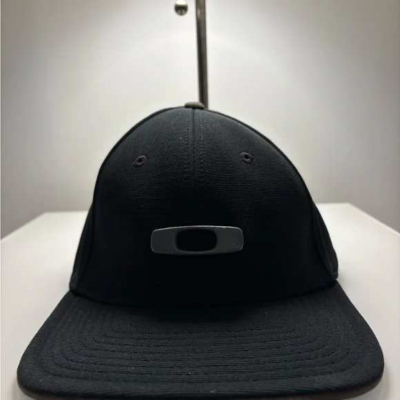 Oakley Men's Black Cap with Silver Logo - Picture 2 of 6